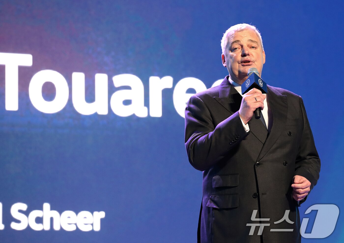 본문 이미지 - 틸 셰어 폭스바겐그룹코리아 대표이사 사장이 지난해 8월 그랜드하얏트 서을 그랜드볼룸에서 플래그십 스포츠유틸리티차량(SUV) 신형 투아렉을 소개하는 모습(자료사진). 2024.8.6/뉴스1 ⓒ News1 오대일 기자