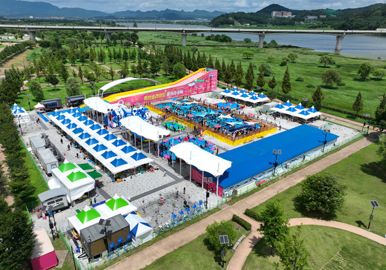 80m 물썰매 타고 더위 탈출…구미 낙동강 야외 워터파크 개장