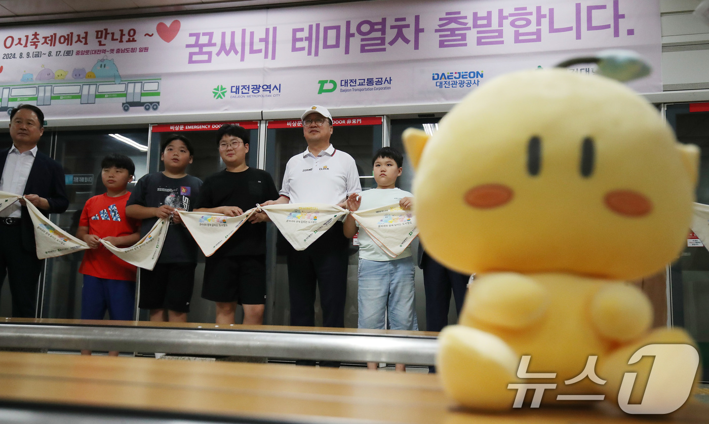 (대전=뉴스1) 김기태 기자 = 6일 대전도시철도 판암역에서 꿈씨 패밀리 테마열차 개통식에서 이장우 대전시장과 참석자들이 개통식 퍼포먼스를 하고 있다.꿈씨패밀리 테마열차는 대전대학 …