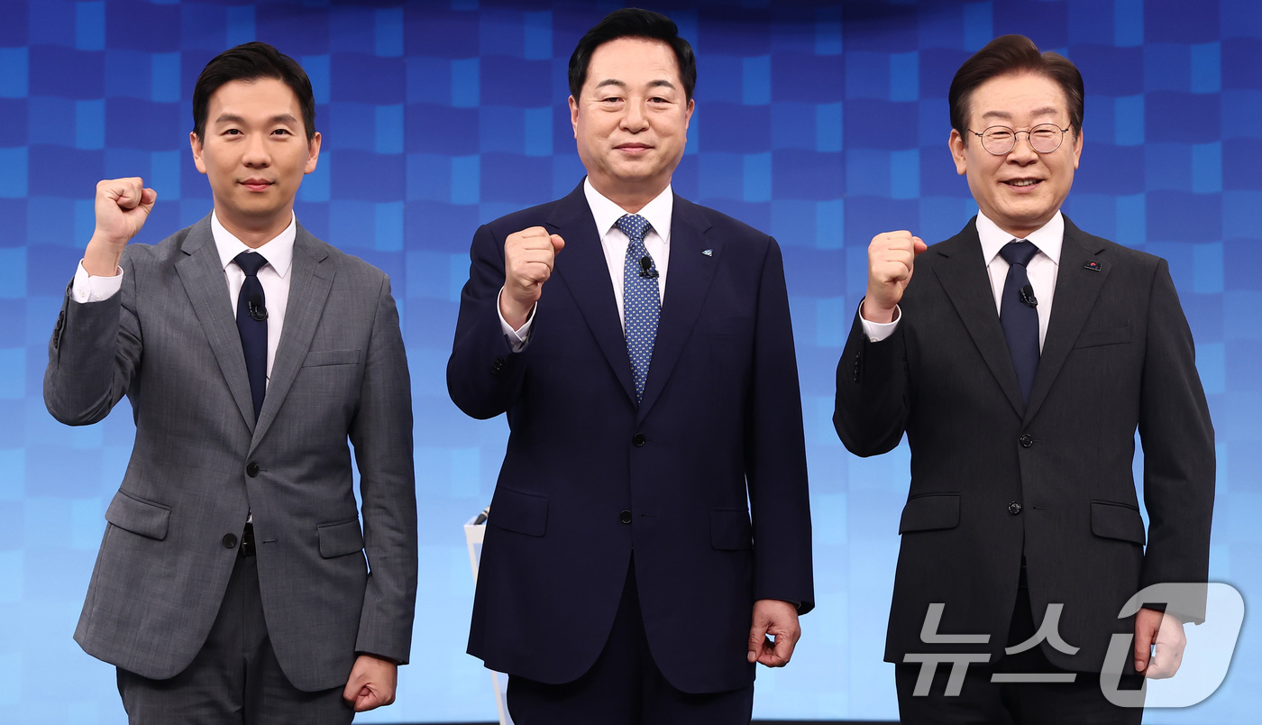 (서울=뉴스1) 김민지 기자 = 김지수(왼쪽부터), 김두관, 이재명 더불어민주당 대표 후보가 6일 서울 양천구 SBS 목동스튜디오에서 더불어민주당 당대표 후보 방송토론회를 시작하기 …