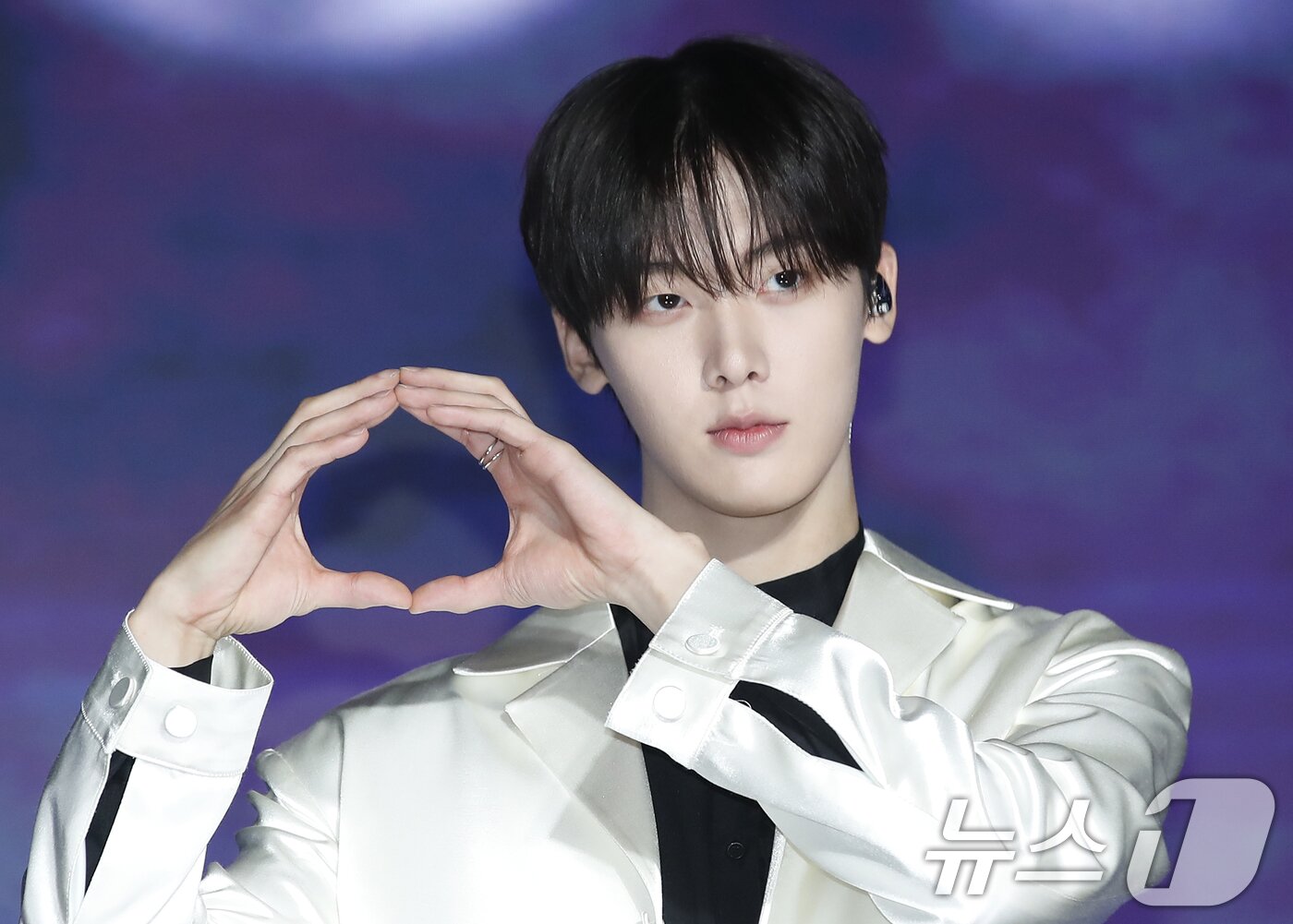 본문 이미지 - 그룹 아스트로(ASTRO) 윤산하가 6일 오후 서울 중구 반얀트리 클럽 앤 스파 서울에서 진행된 첫 솔로 미니앨범 '더스크'(DUSK) 발매 기념 쇼케이스에서 포즈를 취하고 있다. 2024.8.6/뉴스1 ⓒ News1 권현진 기자