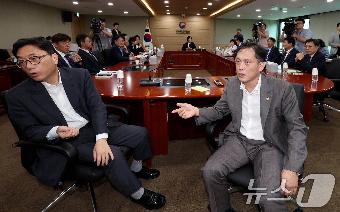 본문 이미지 - 김태규 방송통신위원회 위원장 직무대행(부위원장)이 6일 오후 경기 정부과천청사 방송통신위원회에서 국회 과학기술정보방송통신위 소속 야당 의원들과 KBS 이사 및 방문진 이사 선임 과정 불법성 검증을 하던 중 직원과 대화하고 있다. 2024.8.6/뉴스1 ⓒ News1 장수영 기자