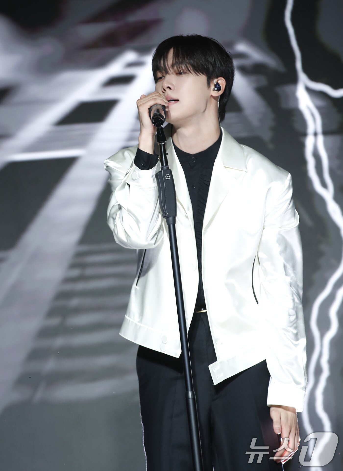 본문 이미지 - 그룹 아스트로(ASTRO) 윤산하가 6일 오후 서울 중구 반얀트리 클럽 앤 스파 서울에서 진행된 첫 솔로 미니앨범 '더스크'(DUSK) 발매 기념 쇼케이스에서 타이틀 곡 ‘다이브’를 선보이고 있다. 2024.8.6/뉴스1 ⓒ News1 권현진 기자