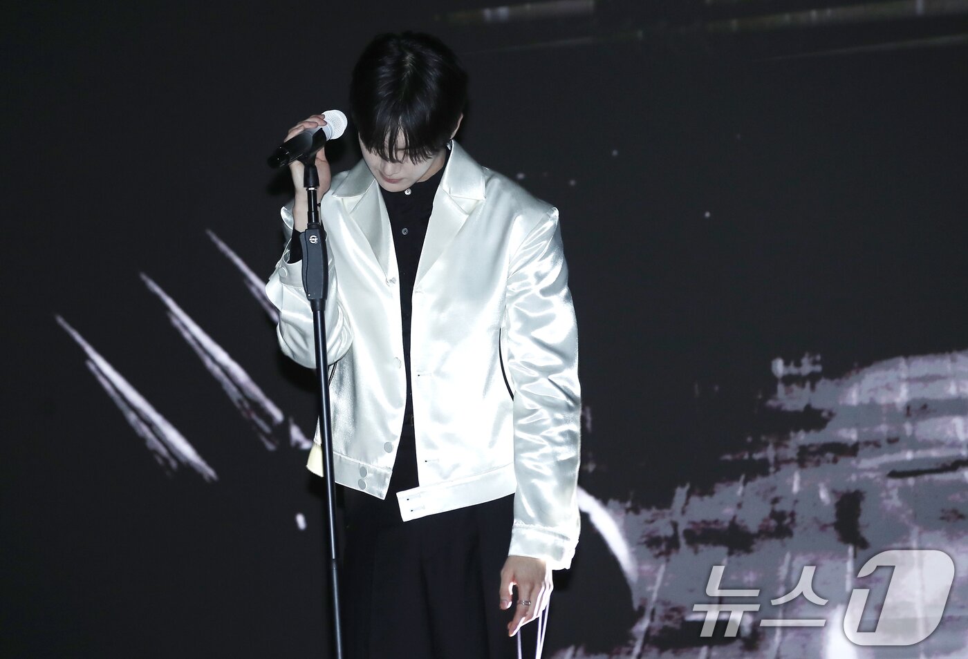 본문 이미지 - 그룹 아스트로(ASTRO) 윤산하가 6일 오후 서울 중구 반얀트리 클럽 앤 스파 서울에서 진행된 첫 솔로 미니앨범 '더스크'(DUSK) 발매 기념 쇼케이스에서 타이틀 곡 ‘다이브’를 선보이고 있다. 2024.8.6/뉴스1 ⓒ News1 권현진 기자