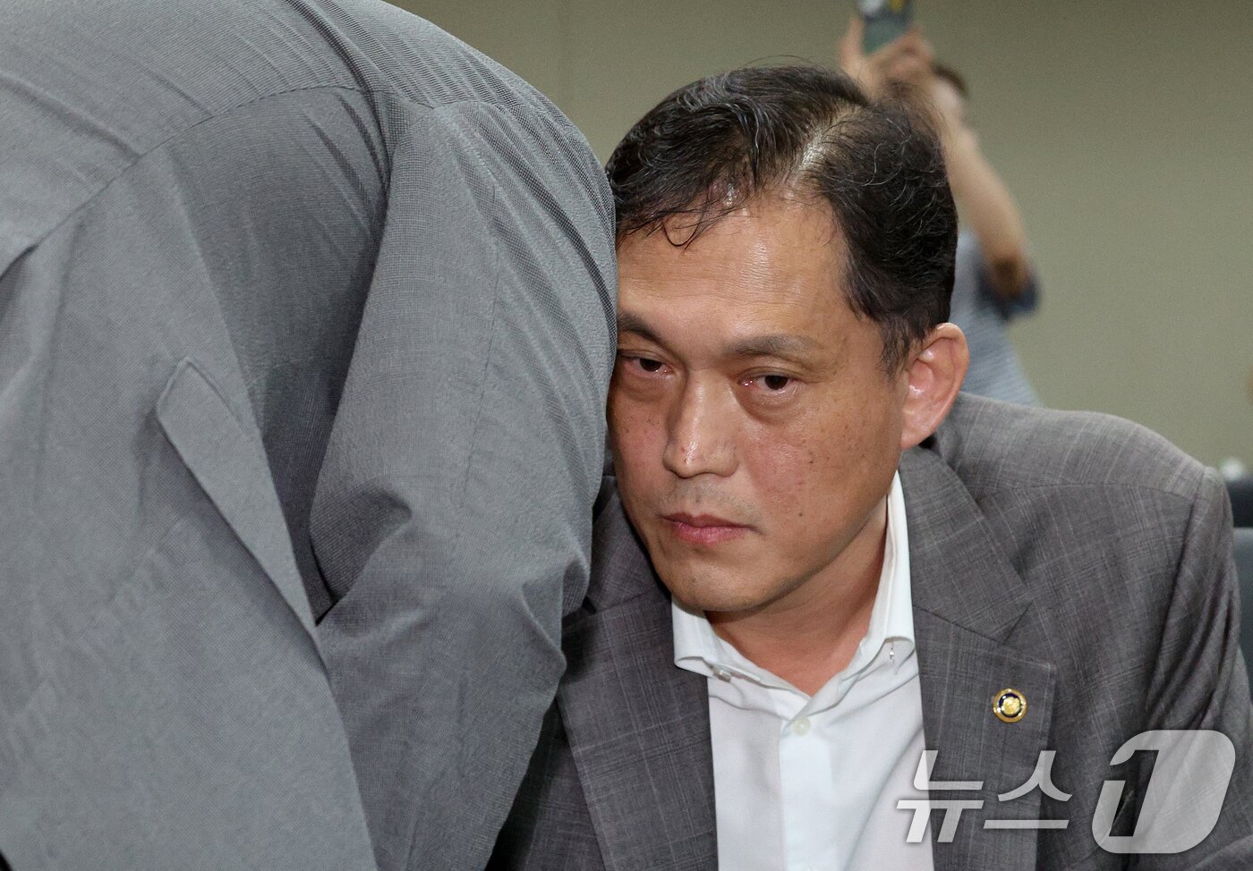 본문 이미지 - 김태규 방송통신위원회 위원장 직무대행(부위원장)이 6일 오후 경기 정부과천청사 방송통신위원회에서 국회 과학기술정보방송통신위 소속 야당 의원들과 KBS 이사 및 방문진 이사 선임 과정 불법성 검증을 하던 중 직원과 대화하고 있다. 2024.8.6/뉴스1 ⓒ News1 장수영 기자