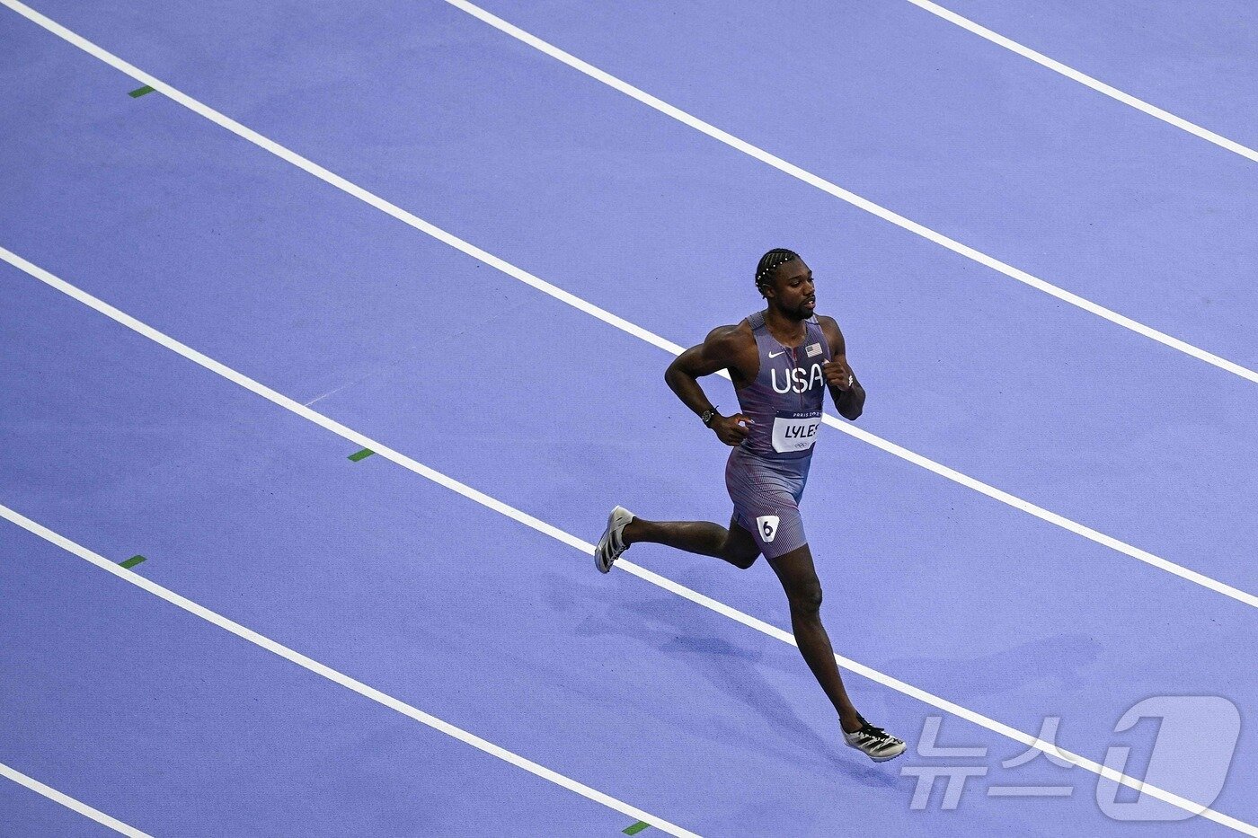 본문 이미지 - 미국의 노아 라일스가 2024년 8월5일 파리 스타드 드 프랑스에서 열린 파리 올림픽 육상 남자 200m 예선 경기에 참여하고 있다. ⓒ AFP=뉴스1 ⓒ News1 김지현 기자