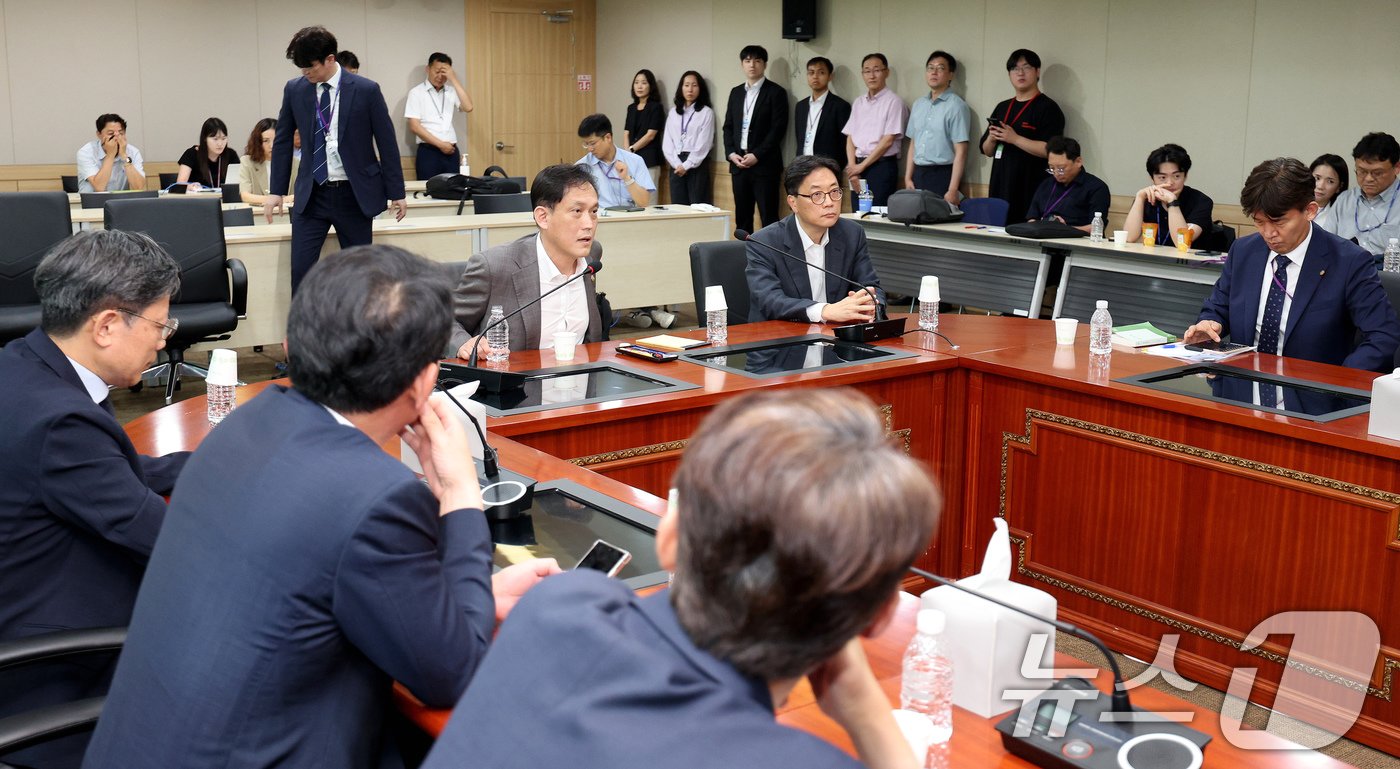 김태규 방송통신위원회 위원장 직무대행&#40;부위원장&#41;이 6일 오후 경기 정부과천청사 방송통신위원회에서 국회 과학기술정보방송통신위 소속 야당 의원들의 KBS 이사 및 방문진 이사 선임 과정 불법성 검증과 관련 질의에 답변하고 있다. 2024.8.6/뉴스1 ⓒ News1 장수영 기자