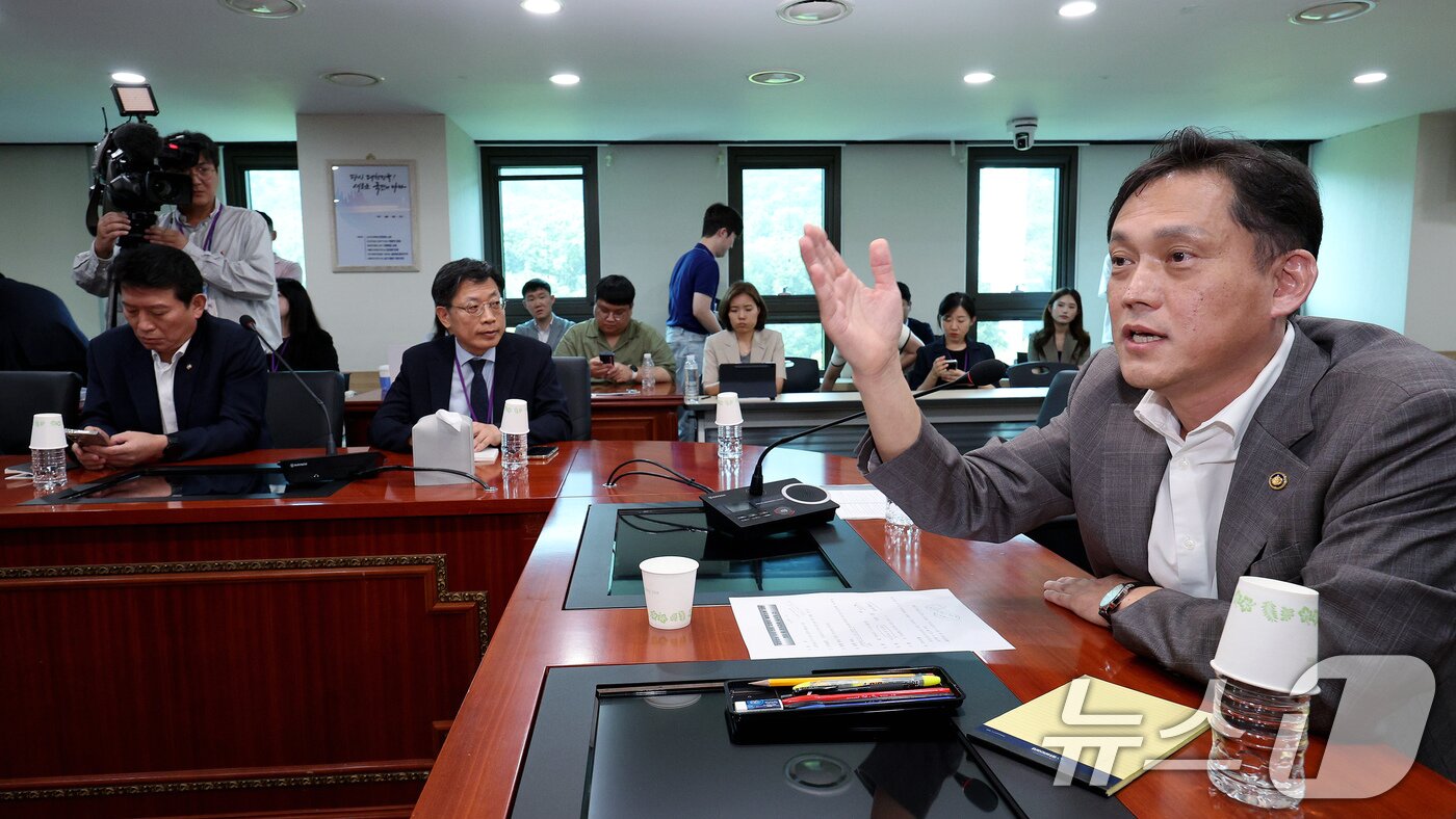 김태규 방송통신위원회 위원장 직무대행&#40;부위원장&#41;이 6일 오후 경기 정부과천청사 방송통신위원회에서 국회 과학기술정보방송통신위 소속 야당 의원들의 KBS 이사 및 방문진 이사 선임 과정 불법성 검증과 관련 질의에 답변하고 있다. 2024.8.6/뉴스1 ⓒ News1 장수영 기자