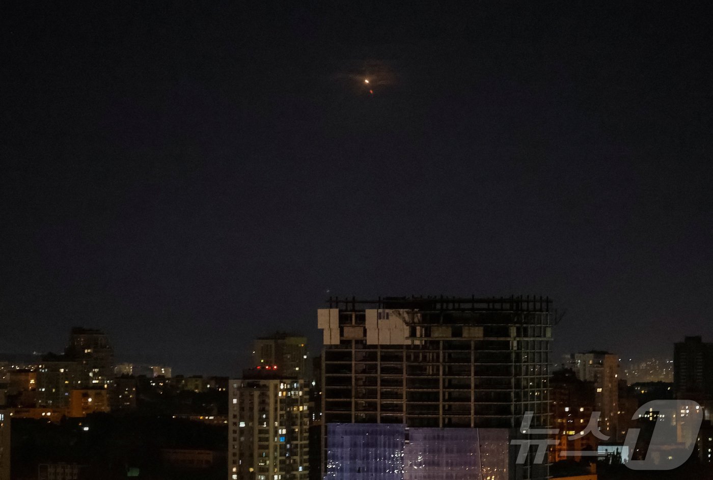 본문 이미지 - 우크라이나 키이우 도시 상공에서 지난 5일(현지시간) 러시아의 무인기(드론) 공격으로 인한 폭발이 목격된 모습. 2024.08.05. ⓒ 로이터=뉴스1 ⓒ News1 신은빈 기자