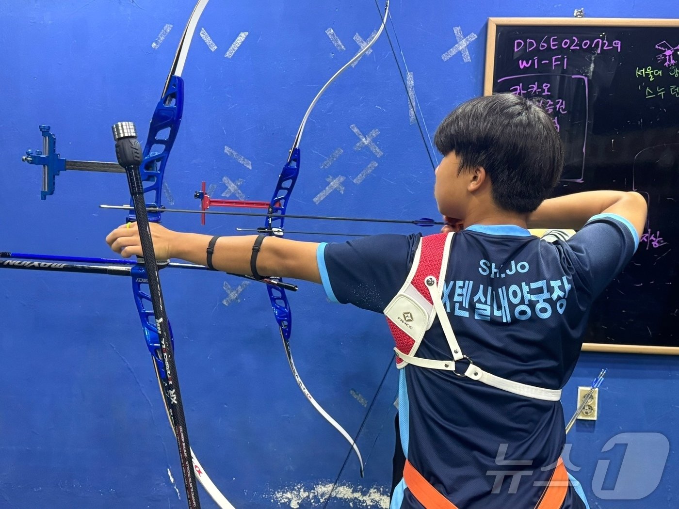 5일 오후 서울 강남구 역삼동 실내양궁장에서 중학생 조 모 군이 활시위를 당기고 있다. 2024.8.5/뉴스1 이강 기자