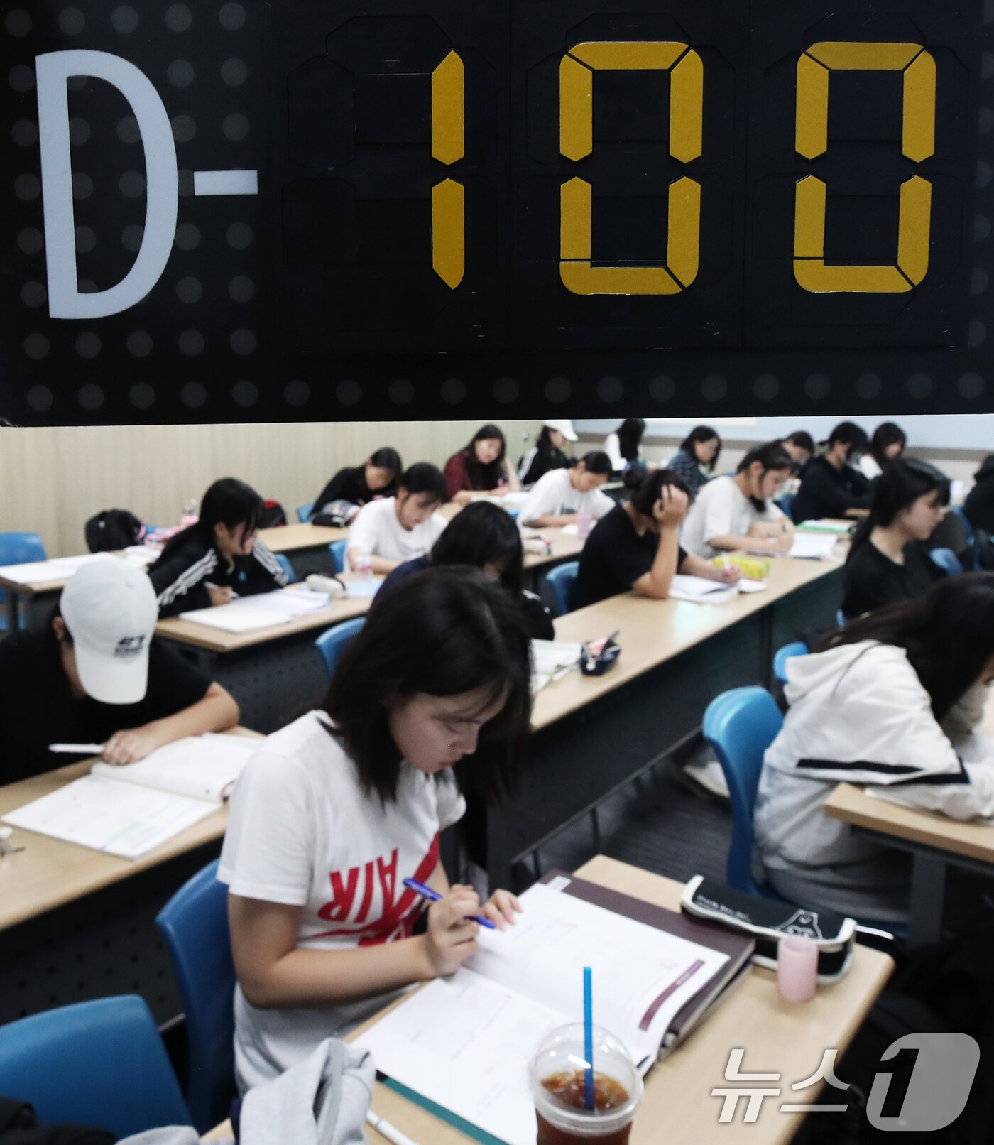 본문 이미지 - 2025학년도 대학수학능력시험&#40;수능&#41;을 100일 앞둔 6일 오후 서울 성북구 세일학원에서 수험생들이 자습을 하고 있다.. 2024.8.6/뉴스1 ⓒ News1 오대일 기자