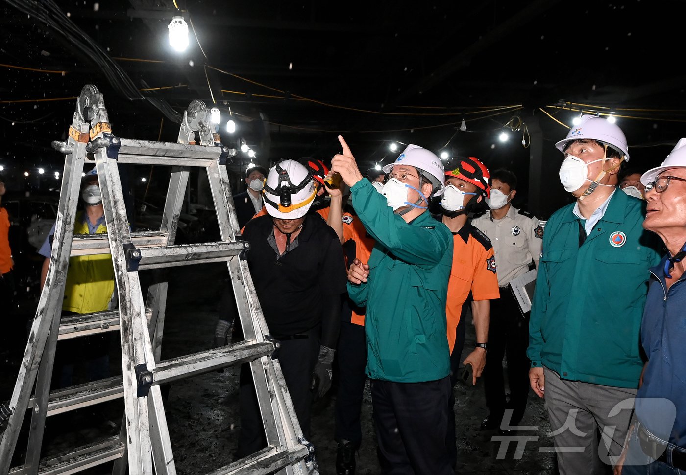 본문 이미지 - 유정복 인천시장이 5일 서구 청라동 아파트 지하주차장 화재현장을 찾아 피해 및 복구상황을 점검하고 있다.(인천시 제공) 2024.8.6/뉴스1 ⓒ News1 박소영 기자