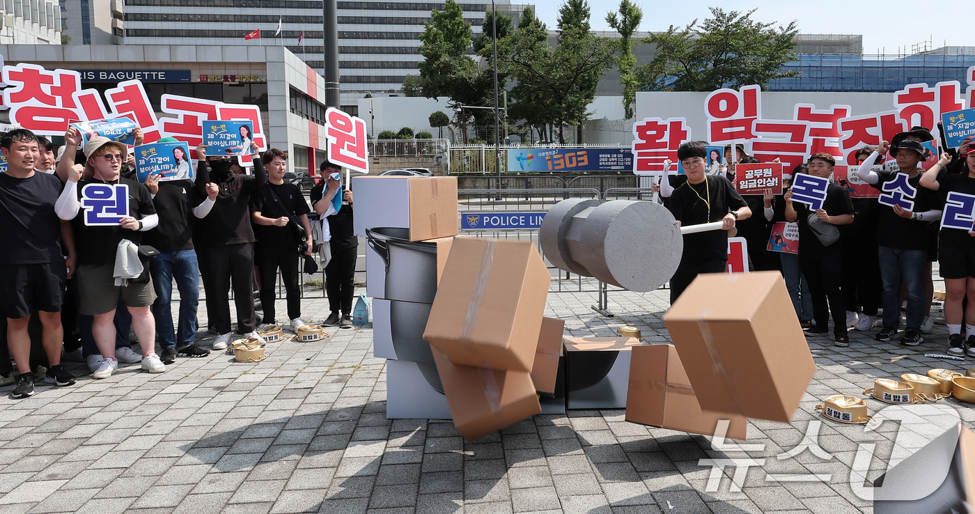 (서울=뉴스1) 김성진 기자 = 전국공무원노동조합 2030청년위원회 김영운 부위원장이 6일 서울 용산구 대통령실 앞에서 열린 임금 수당 현실화 2024년 청년공무원 100인 기자회 …