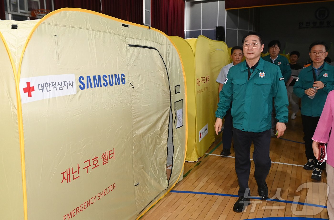 유정복 인천시장이 5일 서구 청람중학교 아파트 지하주차장 화재 대피소를 찾아 시설을 점검하고 있다.&#40;인천시 제공&#41;2024.8.6/뉴스1 ⓒ News1 박소영 기자