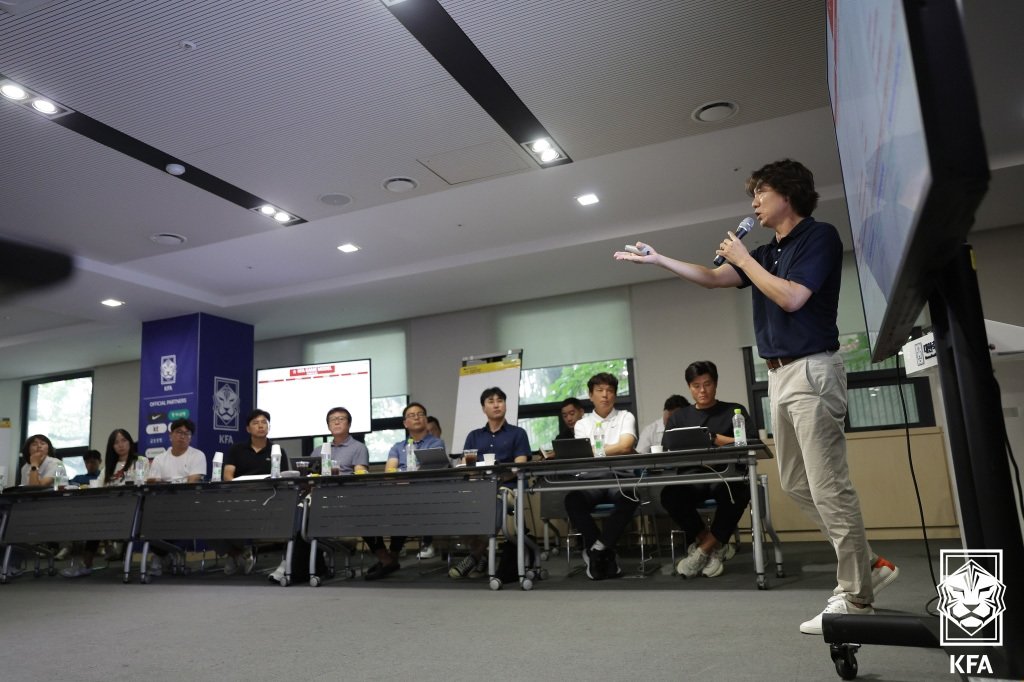 본문 이미지 - 홍명보 대한민국 축구대표팀 감독이 6일 서울 종로구 대한축구협회에서 열린 한국축구기술철학(MIK) 워크숍에서 발표하고 있다. (대한축구협회 제공) 2024.8.6/뉴스1