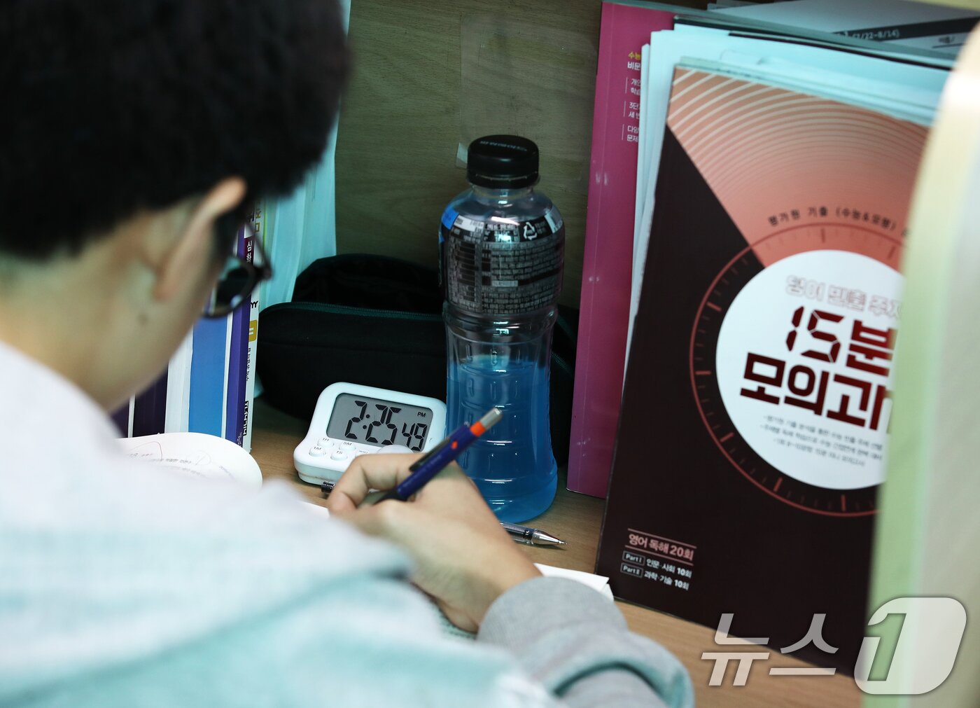 본문 이미지 - 2025학년도 대학수학능력시험&#40;수능&#41;을 100일 앞둔 6일 오후 서울 성북구 세일학원에서 수험생들이 자습을 하고 있다. 2024.8.6/뉴스1 ⓒ News1 오대일 기자