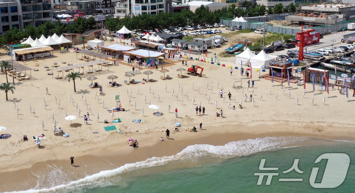 본문 이미지 -  강원 양양군 현남면 인구 해수욕장.2024.8.6/뉴스1 ⓒ News1 김진환 기자