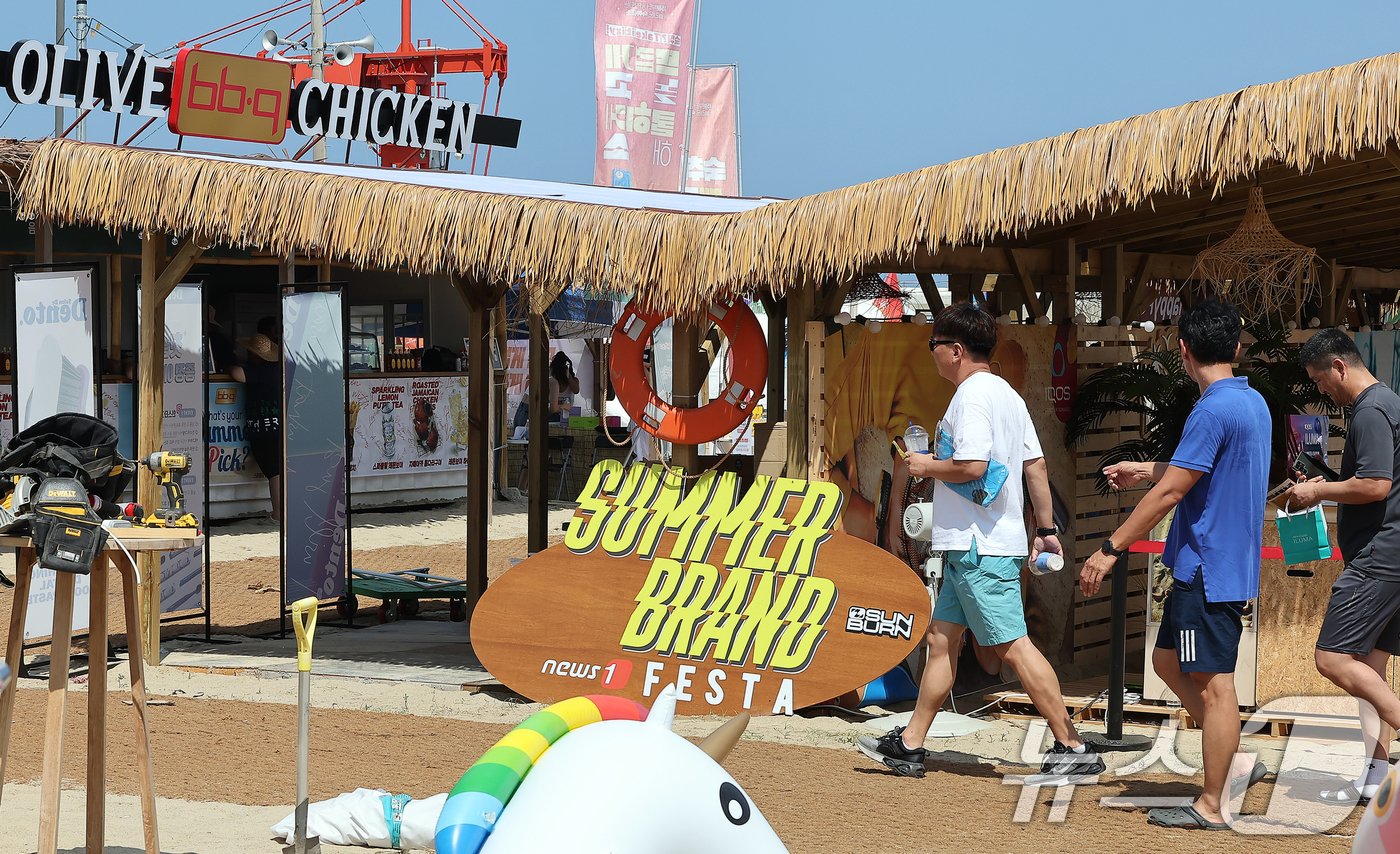 본문 이미지 - 6일 오후 강원 양양군 현남면 인구 해수욕장에서 &#39;2024 뉴스1 썸머 브랜드 페스타&#39;가 열리고 있다. &#39;뉴스1 썸머 브랜드 페스타&#39;는 &#39;MZ세대의 서핑 성지&#39;로 유명한 인구 해변에서 주요 기업들이 참여해 각 사의 브랜드와 제품을 알리고, 나아가 지역경제 활성화에 기여하기 위해 마련된 행사다. 2024.8.6/뉴스1 ⓒ News1 김진환 기자