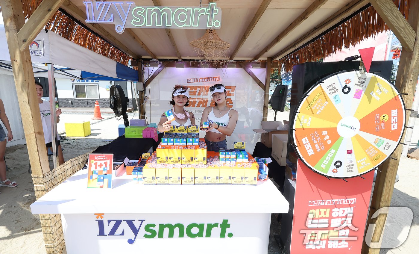 본문 이미지 - 6일 오후 강원 양양군 현남면 인구 해수욕장에서 열린 '2024 뉴스1 썸머 브랜드 페스타'에 참가한 동국제약 숙취해소 필름 '이지스마트' 관계자들이 제품을 소개하고 있다. '뉴스1 썸머 브랜드 페스타'는 'MZ세대의 서핑 성지'로 유명한 인구 해변에서 주요 기업들이 참여해 각 사의 브랜드와 제품을 알리고, 나아가 지역경제 활성화에 기여하기 위해 마련된 행사다. 2024.8.6/뉴스1 ⓒ News1 김진환 기자