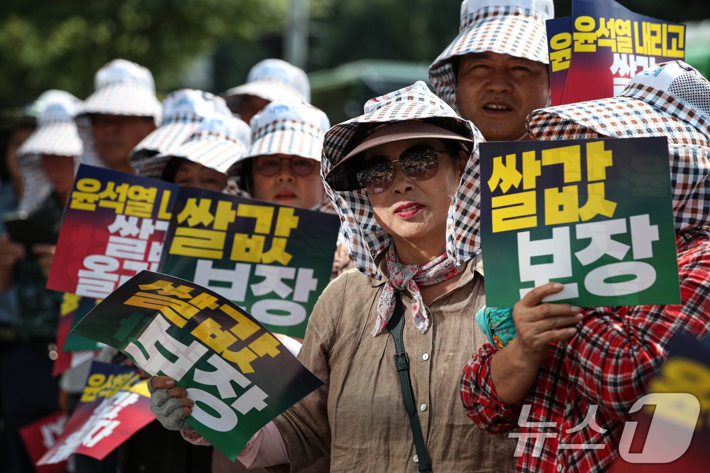 전국농민회총연맹 구성원들이 6일 오후 서울 용산구 서울역 인근에서 열린 쌀값보장 농민대회에서 쌀값 대폭락을 규탄하고 농민생존권 보장을 촉구하고 있다. 2024.8.6/뉴스1 ⓒ News1 이승배 기자