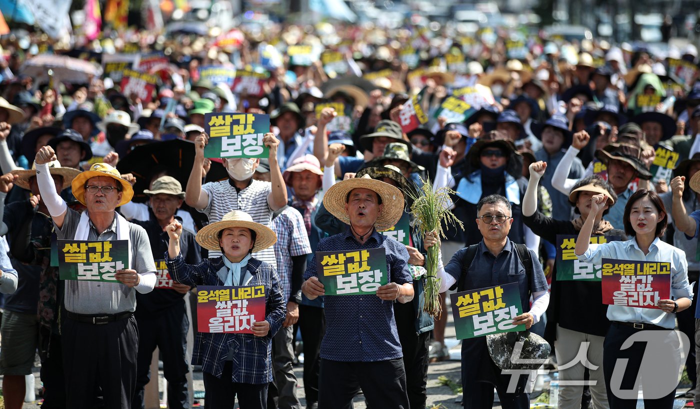 본문 이미지 - 전국농민회총연맹 구성원들이 6일 오후 서울 용산구 서울역 인근에서 열린 쌀값보장 농민대회에서 쌀값 대폭락을 규탄하고 농민생존권 보장을 촉구하고 있다. 2024.8.6/뉴스1 ⓒ News1 이승배 기자