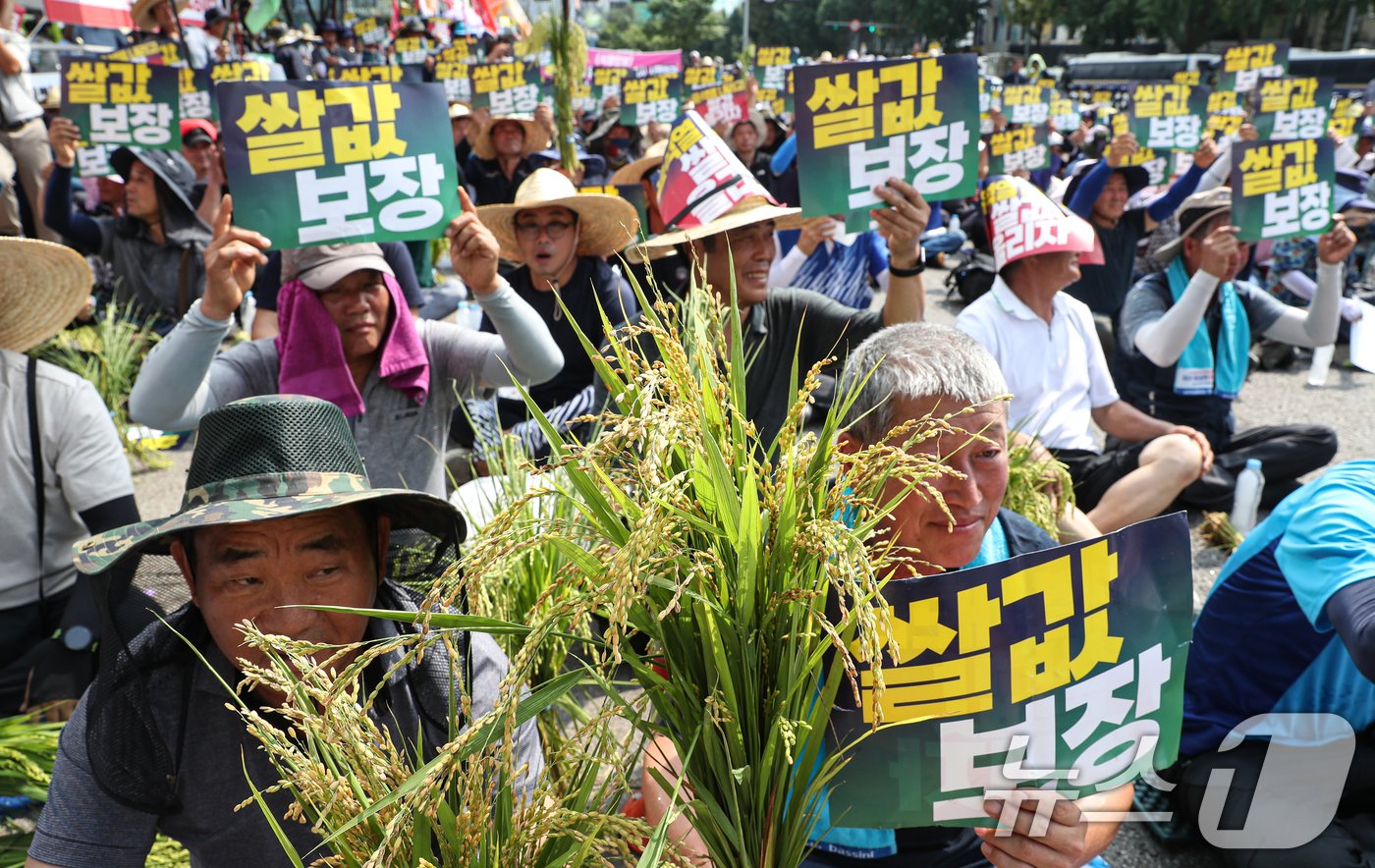 전국농민회총연맹 구성원들이 6일 오후 서울 용산구 서울역 인근에서 열린 쌀값보장 농민대회에서 쌀값 대폭락을 규탄하고 농민생존권 보장을 촉구하고 있다. 2024.8.6/뉴스1 ⓒ News1 이승배 기자