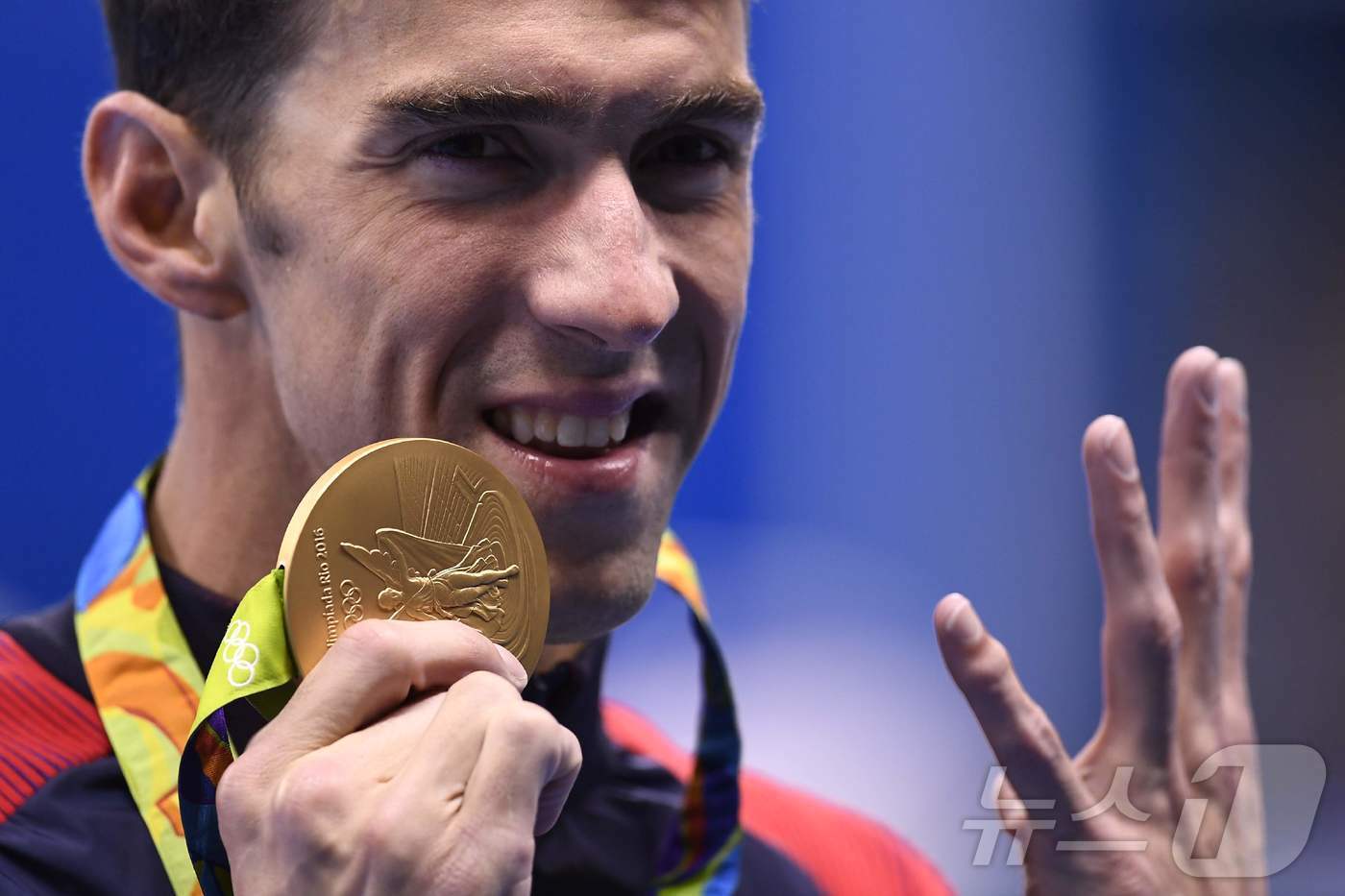 본문 이미지 - 마이클 펠프스가 2016년 리우데자네이루 올림픽에서 4관왕에 오른 뒤 포즈를 취하고 있다. ⓒ AFP=뉴스1 ⓒ News1 김지현 기자