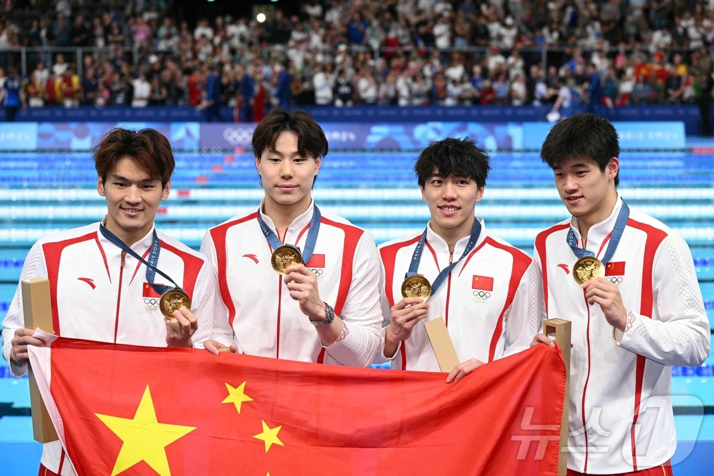 본문 이미지 - 파리 올림픽 혼계영 400m 결승에서 우승을 차지한 뒤 포즈를 취하고 있는 중국 남자 수영 대표팀. (왼쪽부터) 쉬자위(배영), 친하이양(평영), 쑨자쥔(접영), 판잔러(자유형). ⓒ AFP=뉴스1 ⓒ News1 김지현 기자
