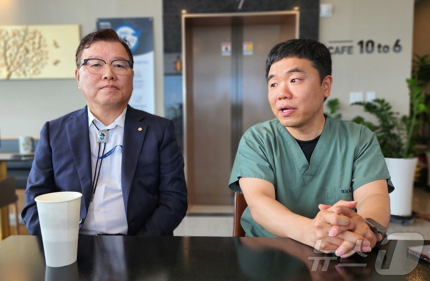 본문 이미지 - 허주형 대한수의사회 회장과 이재희 로얄동물메디컬센터 원장이 미국동물병원협회 인증 취지와 목적에 대해 설명하고 있다. ⓒ 뉴스1 한송아 기자