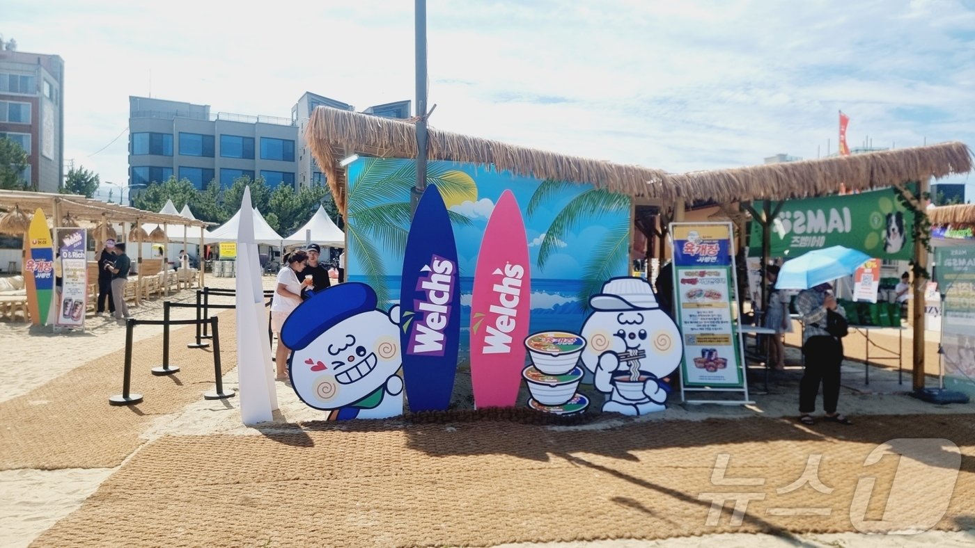 본문 이미지 - 6일 오후 강원 양양군 현남면 인구 해수욕장에서 '2024 뉴스1 썸머 브랜드 페스타'가 열리고 있다. '뉴스1 썸머 브랜드 페스타'는 'MZ세대의 서핑 성지'로 유명한 인구 해변에서 주요 기업들이 참여해 각 사의 브랜드와 제품을 알리고, 나아가 지역경제 활성화에 기여하기 위해 마련된 행사다. 2024.8.6/뉴스1 ⓒ News1 이형진 기자