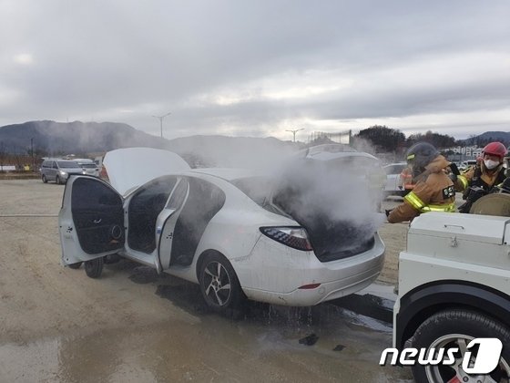 2021년 11월24일 충주시 호암동의 한 아파트 지하주차장에서 충전 중이던 전기차에 불이 나 소방당국이 진화작업을 벌이는 모습.&#40;충주소방서 제공&#41;. /뉴스1