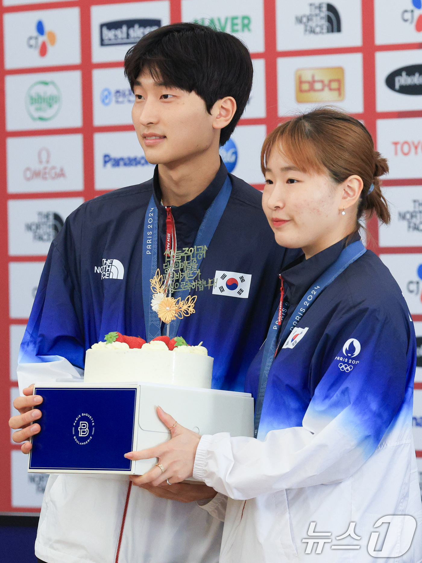 (파리(프랑스)=뉴스1) 박정호 기자 = 대한민국 배드민턴 혼합 복식 은메달리스트 김원호, 정나은 선수가 6일 오후(한국시간) 프랑스 파리에 마련된 코리아 하우스에서 열린 메달리스 …