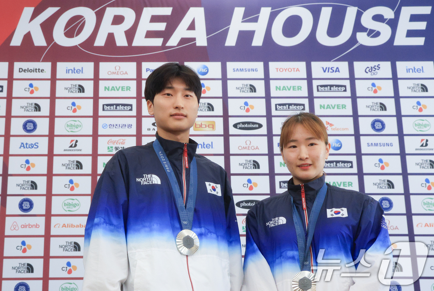 (파리(프랑스)=뉴스1) 박정호 기자 = 대한민국 배드민턴 혼합 복식 은메달리스트 김원호, 정나은 선수가 6일 오후(한국시간) 프랑스 파리에 마련된 코리아 하우스에서 열린 메달리스 …