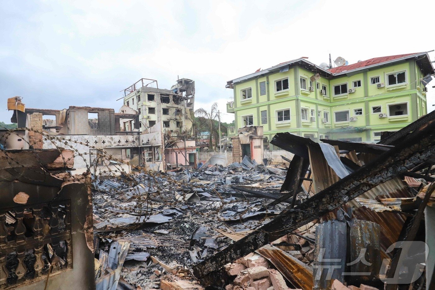 본문 이미지 - 미얀마 군부와 해방군의 전투로 초토화된 가옥들 2024.07.01/ ⓒ AFP=뉴스1