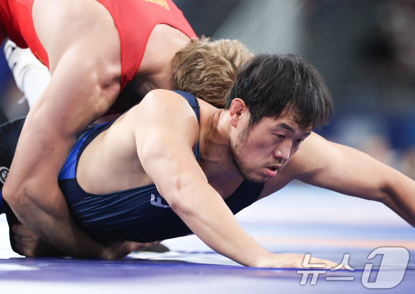 대한민국 레슬링 국가대표 김승준 선수가 6일 오후&#40;한국시간&#41; 프랑스 파리 샹 드 마르스 아레나에서 진행된 레슬링 남자 그레코로만형 -97kg급 16강 경기에서 아르메니아의 아르투르 알렉사니안 선수와 자웅을 겨루고 있다. 2024.8.6/뉴스1 ⓒ News1 박정호 기자