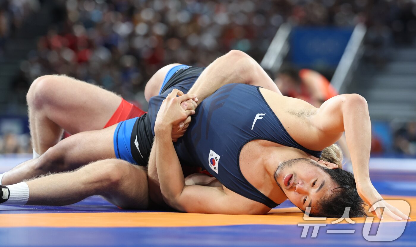 본문 이미지 - 대한민국 레슬링 국가대표 김승준 선수가 6일 오후&#40;한국시간&#41; 프랑스 파리 샹 드 마르스 아레나에서 진행된 레슬링 남자 그레코로만형 -97kg급 16강 경기에서 아르메니아의 아르투르 알렉사니안 선수와 자웅을 겨루고 있다. 2024.8.6/뉴스1 ⓒ News1 박정호 기자