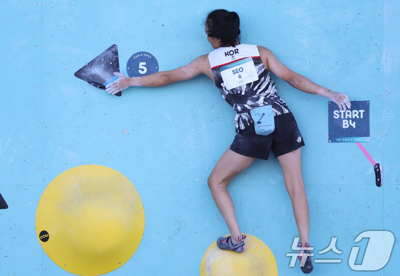 본문 이미지 - 대한민국 스포츠클라이밍 대표팀 서채현이 6일(한국시간) 프랑스 르브루제 클라이밍 경기장에서 열린 2024 파리올림픽 스포츠클라이밍 여자 콤바인 볼더링 준결승에서 암벽을 오르고 있다. 2024.8.6/뉴스1 ⓒ News1 이동해 기자