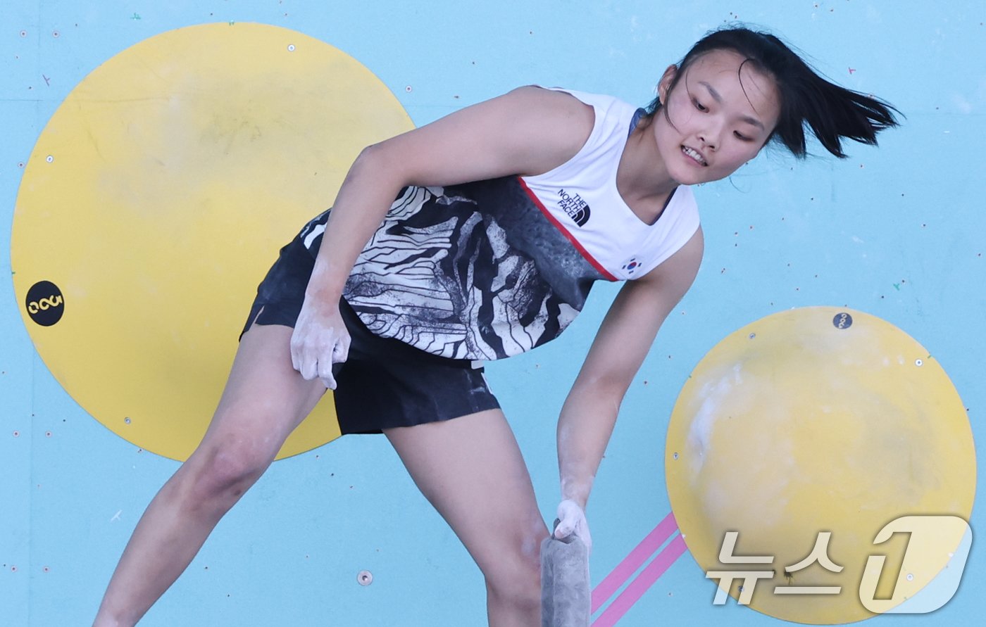 본문 이미지 - 대한민국 스포츠클라이밍 대표팀 서채현이 6일(한국시간) 프랑스 르브루제 클라이밍 경기장에서 열린 2024 파리올림픽 스포츠클라이밍 여자 콤바인 볼더링 준결승 경기를 마치고 있다. 2024.8.6/뉴스1 ⓒ News1 이동해 기자