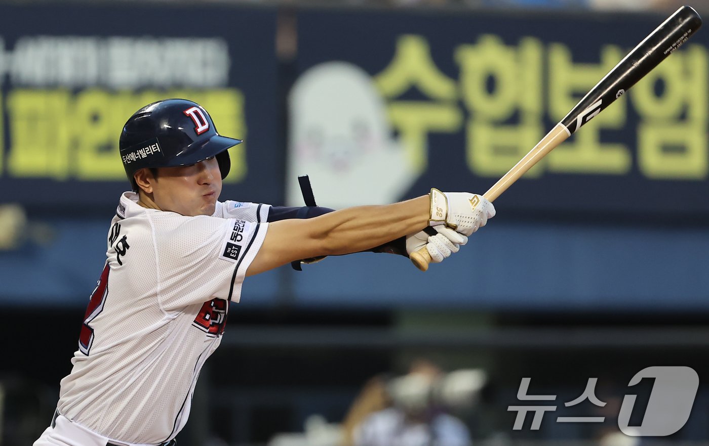 본문 이미지 - 6일 오후 서울 송파구 잠실야구장에서 열린 ‘2024 신한 SOL 뱅크 KBO리그’ LG 트윈스와 두산 베어스의 경기, 2회말 1사 1,3 상황에서 두산 김재호가 1타점 적시타를 치고 있다. 2024.8.6/뉴스1 ⓒ News1 김도우 기자
