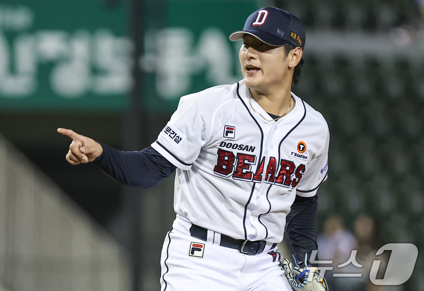 6일 오후 서울 송파구 잠실야구장에서 열린 ‘2024 신한 SOL 뱅크 KBO리그’ LG 트윈스와 두산 베어스의 경기, 4회초 2사 만루 상황에서 두산 선발투수 곽빈이 LG 홍창기를 아웃시킨 뒤 기뻐하고 있다. 2024.8.6/뉴스1 ⓒ News1 김도우 기자