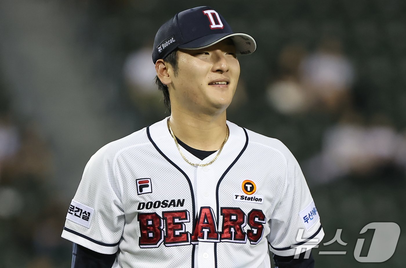 본문 이미지 - 6일 오후 서울 송파구 잠실야구장에서 열린 ‘2024 신한 SOL 뱅크 KBO리그’ LG 트윈스와 두산 베어스의 경기, 4회초 2사 만루 상황에서 두산 선발투수 곽빈이 LG 홍창기를 아웃시킨 뒤 기뻐하고 있다. 2024.8.6/뉴스1 ⓒ News1 김도우 기자