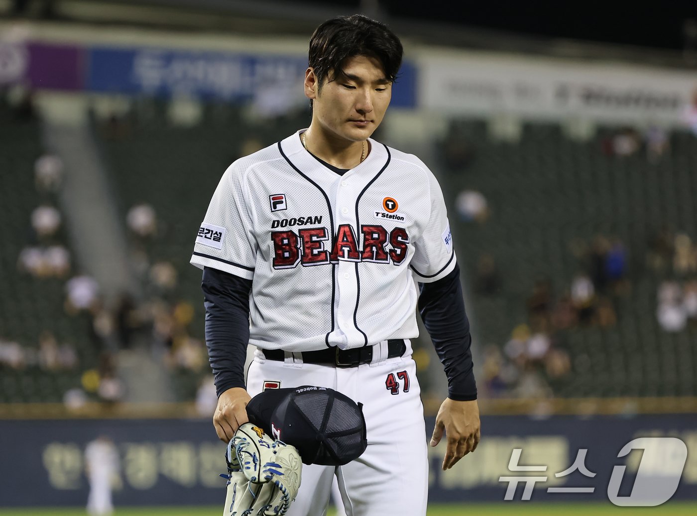 본문 이미지 - 6일 오후 서울 송파구 잠실야구장에서 열린 ‘2024 신한 SOL 뱅크 KBO리그’ LG 트윈스와 두산 베어스의 경기, 5회초 1사 1루 상황에서 두산 선발투수 곽빈이 LG 문보경에게 적시타를 허용한 뒤 교체되고 있다. 2024.8.6/뉴스1 ⓒ News1 김도우 기자