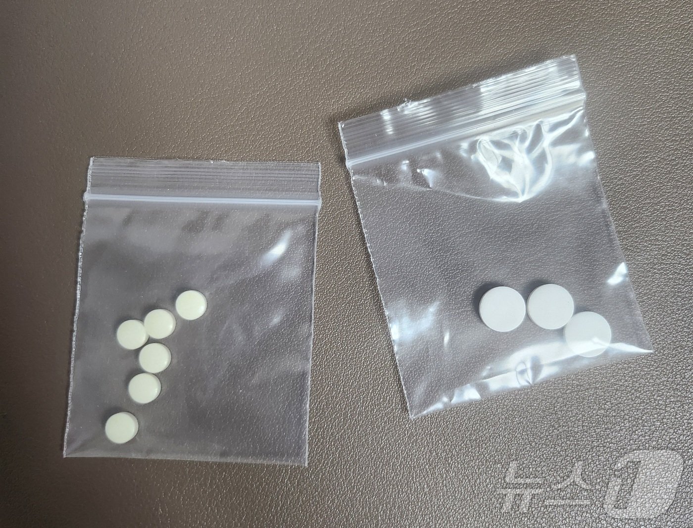 본문 이미지 - 온라인 사이트에서 5분 만에 거래 성사돼 나흘 만에 우편물로 받은 미프진. 미소프리스톨 6정(왼쪽), 미페프리스톤 3정이다. 흔히 미페프리스톤과 미소프리스톨을 합쳐 '미프진'이라고 부른다. 2024.5.30.ⓒ News1 장성희 기자