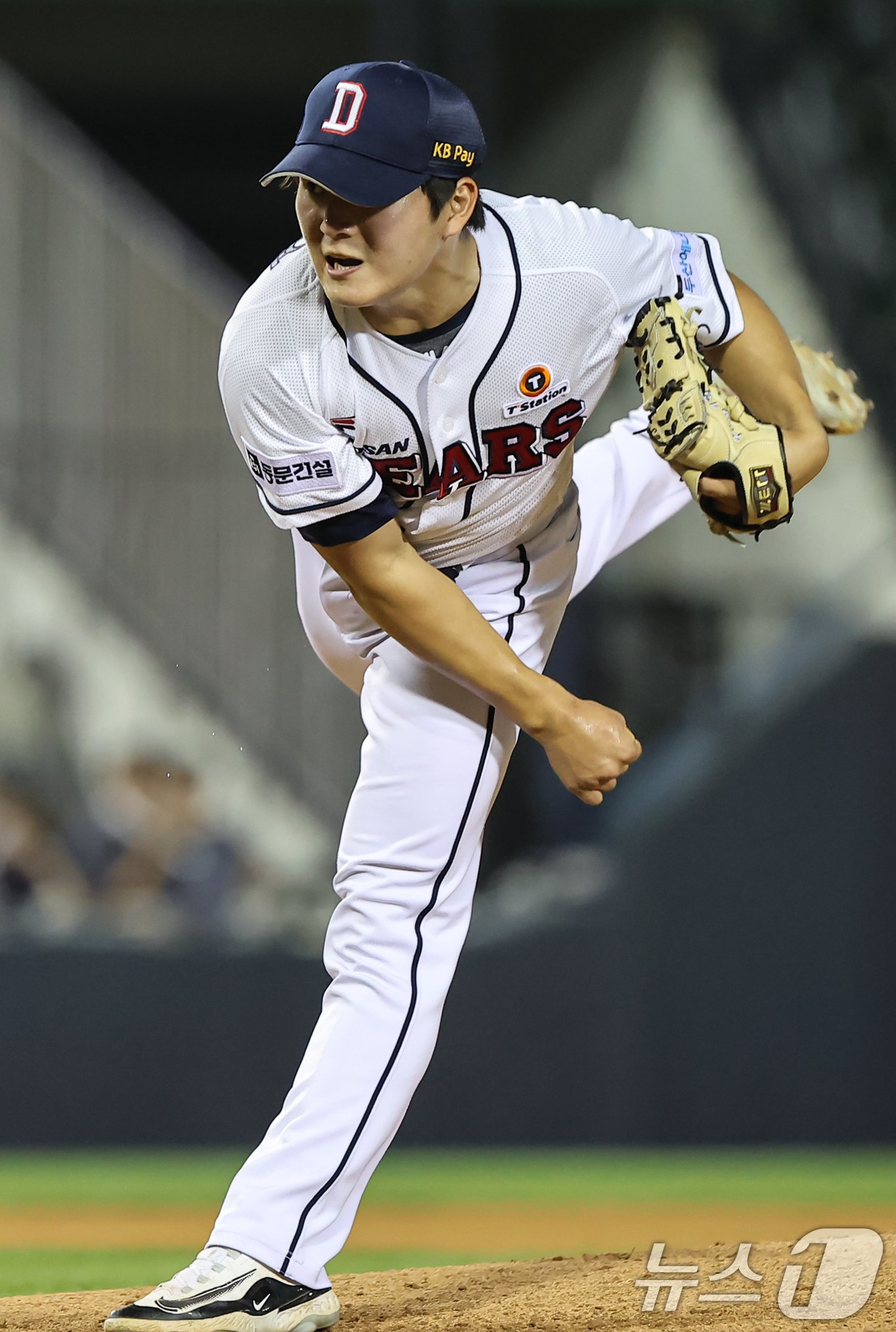 본문 이미지 - 6일 오후 서울 송파구 잠실야구장에서 열린 ‘2024 신한 SOL 뱅크 KBO리그’ LG 트윈스와 두산 베어스의 경기, 두산 김택연이 8회초 1사 2루 상황에 등판해 역투하고 있다. 2024.8.6/뉴스1 ⓒ News1 김도우 기자