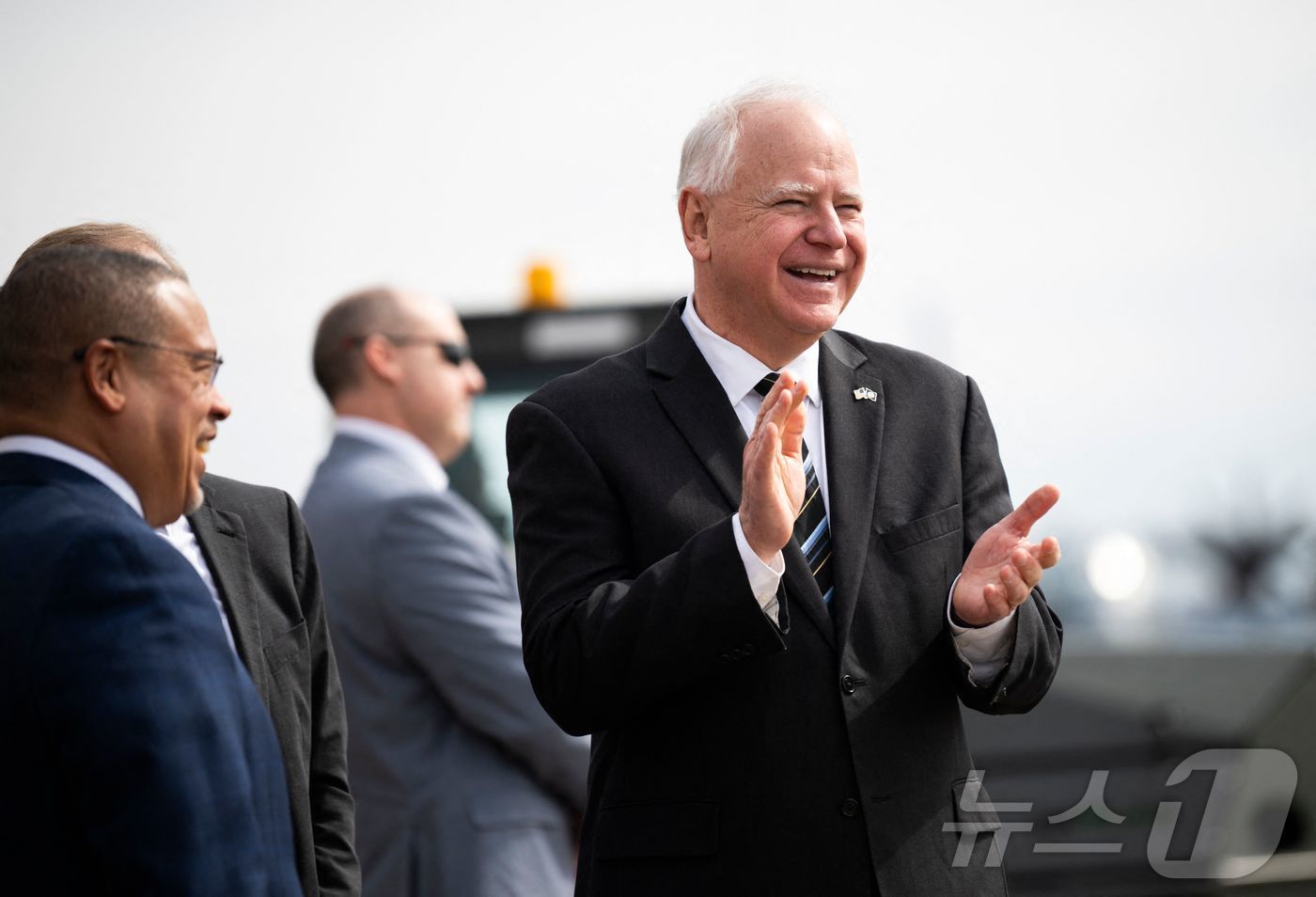 본문 이미지 - 지난 3월 미국 미네소타주 세인트폴 미니애폴리스-세인트폴 국제공항에서 팀 월즈 주지사가 카멀라 해리스 부통령의 도착을 기다리고 있다. 2024.03.14/ ⓒ AFP=뉴스1 ⓒ News1 권진영 기자