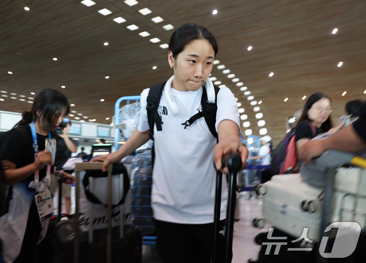 본문 이미지 - 2024 파리올림픽 단식에서 금메달을 수확한 배드민턴 국가대표팀 안세영이 7일&#40;한국시간&#41; 프랑스 파리 샤를 드골 공항을 통해 귀국길에 오르고 있다. 안세영은 지난 5일 허빙자오&#40;중국&#41;을 꺾고 금메달을 획득했지만, 시상식 종료 후 이어진 인터뷰에서 선수 부상 관리의 소홀함 등을 언급하며 협회를 비판했고 더 이상 대표팀과 동행이 어렵다는 폭탄발언을 전했다. 올림픽 일정을 모두 마친 안세영은 배드민턴 대표팀과 함께 파리를 떠나 7일 귀국할 예정이다. 2024.8.7/뉴스1 ⓒ News1 이동해 기자