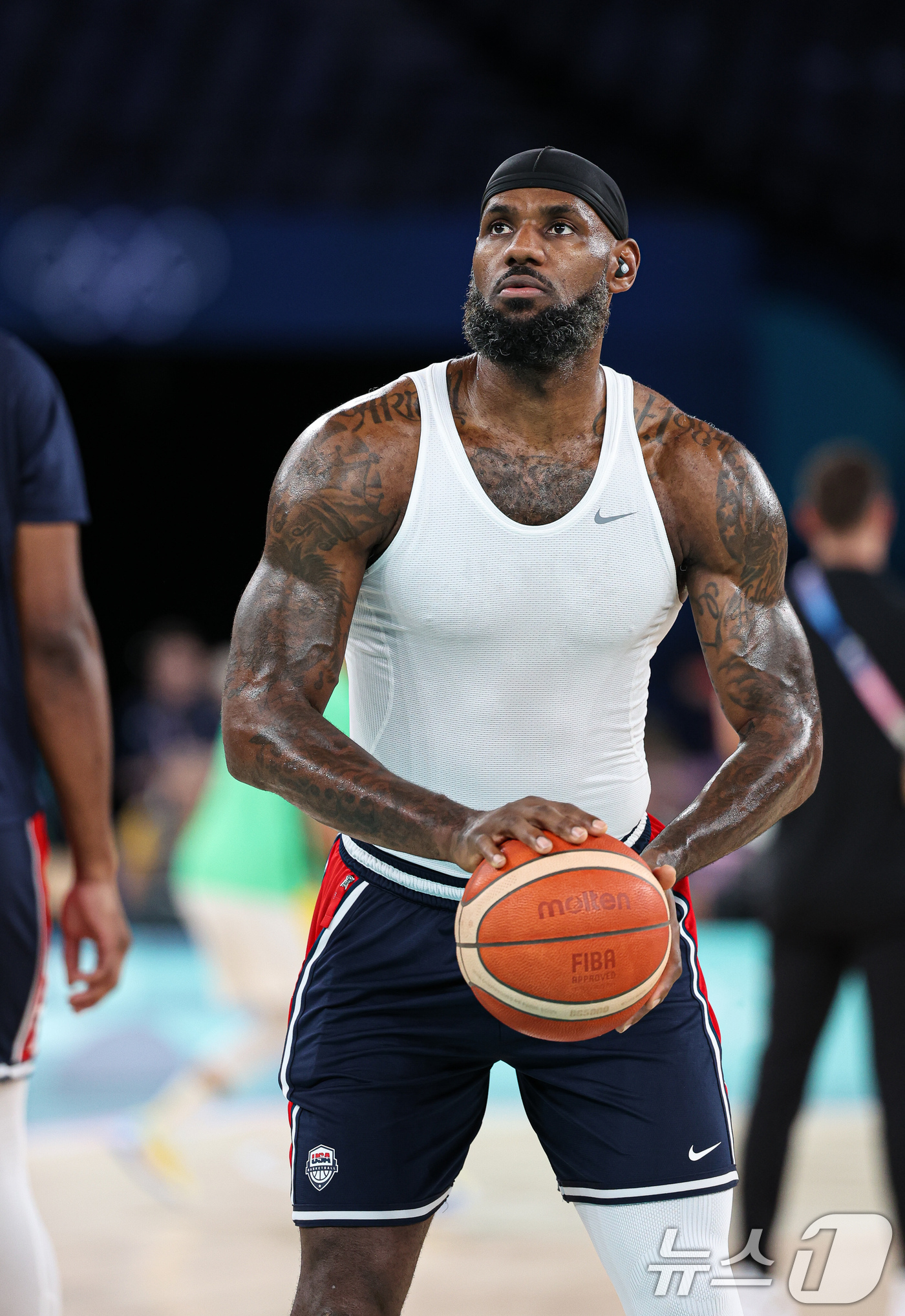 (파리(프랑스)=뉴스1) 박정호 기자 = 7일 오전(한국시간) 프랑스 파리 베르시 아레나에서 펼쳐진 2024 파리올림픽 남자 농구 8강 미국과 브라질의 경기에 앞서 미국 르브론 제 …