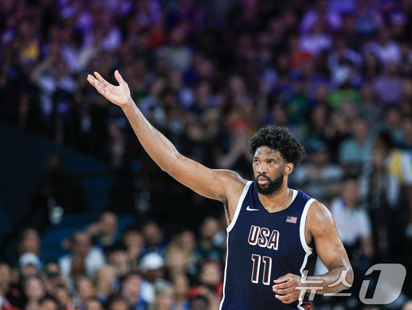 본문 이미지 - 7일 오전(한국시간) 프랑스 파리 베르시 아레나에서 펼쳐진 2024 파리올림픽 남자 농구 8강 미국과 브라질의 경기에서 미국 조엘 엠비드가 선수들에게 사인을 보내고 있다. 2024.8.7/뉴스1 ⓒ News1 박정호 기자