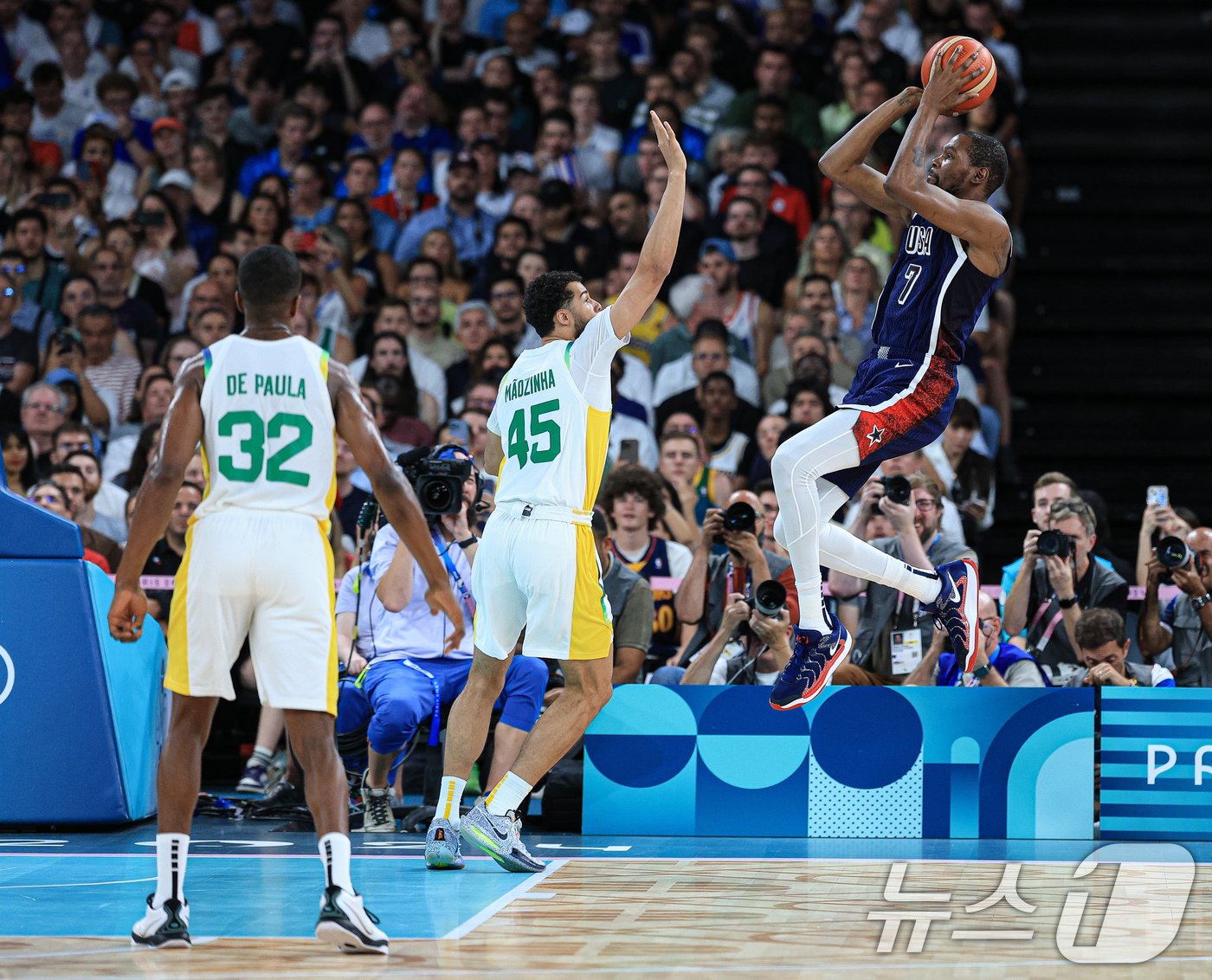본문 이미지 - 7일 오전(한국시간) 프랑스 파리 베르시 아레나에서 펼쳐진 2024 파리올림픽 남자 농구 8강 미국과 브라질의 경기에서 미국 케빈 듀란트가 슛을 시도하고 있다. 2024.8.7/뉴스1 ⓒ News1 박정호 기자