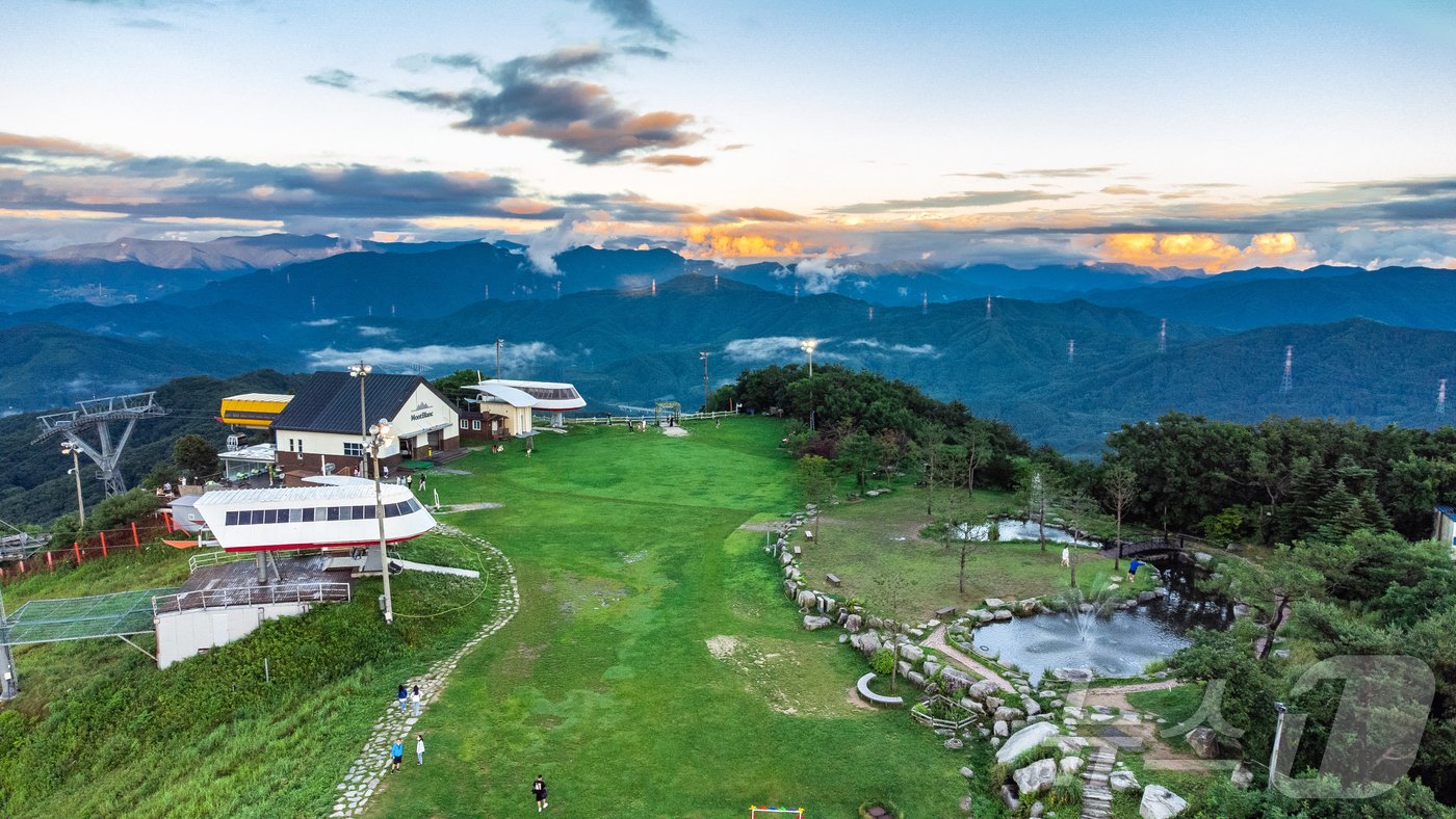 본문 이미지 - 휘닉스 파크 단지 내 해발 1050m 몽블랑 정상.(휘닉스파크 제공) 2024.8.7/뉴스1